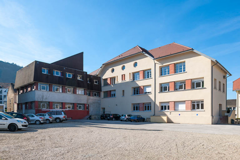 Cour intérieure, angle nord-est de l'école et façade nord de l'extension est. © Région Bourgogne-Franche-Comté, Inventaire du patrimoine