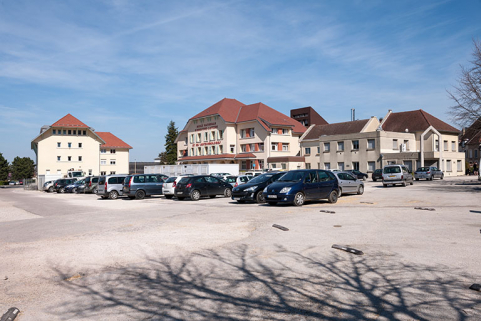 Depuis le champ de foire, les préfabriqués, l'école et son internat. © Région Bourgogne-Franche-Comté, Inventaire du patrimoine