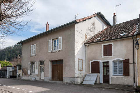 Angle nord-ouest de la façade sur rue de la maison de fonction, 9 place Notre Dame. © Région Bourgogne-Franche-Comté, Inventaire du patrimoine