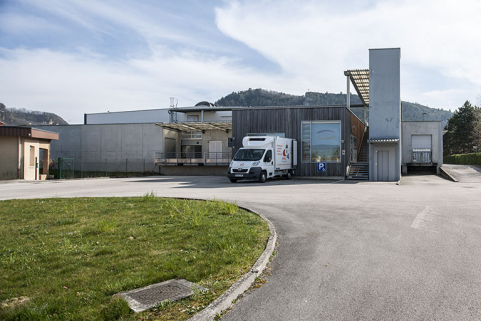 Angle d'une des deux villas de fonction et entrée nord de la halle de génie alimentaire avec sa tour d'ascenseur. © Région Bourgogne-Franche-Comté, Inventaire du patrimoine
