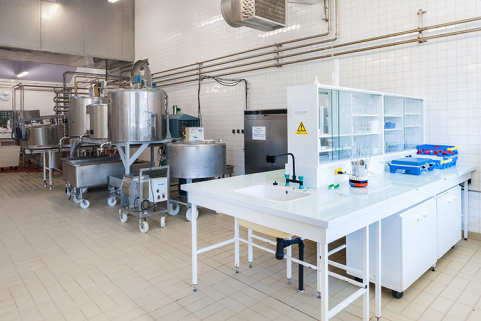 Salle de production des produits frais. © Région Bourgogne-Franche-Comté, Inventaire du patrimoine