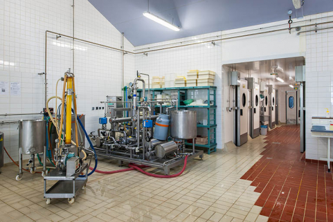 Salle de production des produits frais et accès aux chambres froides. © Région Bourgogne-Franche-Comté, Inventaire du patrimoine