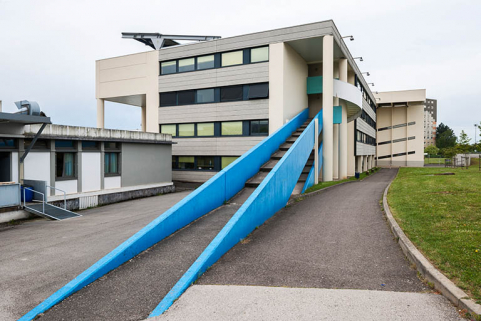 Bâtiment d'externat avec rampe d'accès. © Région Bourgogne-Franche-Comté, Inventaire du patrimoine