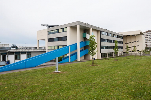 Bâtiment d'exernat avec rampe : vue depuis  l'espace intérieur. © Région Bourgogne-Franche-Comté, Inventaire du patrimoine