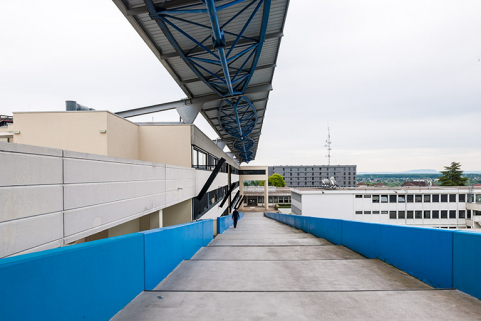 Externat : vue depuis le haut de la rampe avec aperçu de la couverture métallique. © Région Bourgogne-Franche-Comté, Inventaire du patrimoine