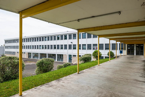 Façade antérieure de l'ancien externat vue depuis les coursives du nouveau bâtiment. © Région Bourgogne-Franche-Comté, Inventaire du patrimoine