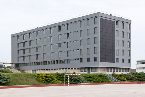 Internat : façade antérieure avec bardage et pignon sud avec panneaux photovoltaïques © Région Bourgogne-Franche-Comté, Inventaire du patrimoine