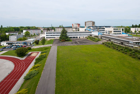 Vue générale depuis l'Est : 1er plan , installations sportives  à droite locaux de restauration, au fond  ancien externat et en contrebas locaux du GRETA. © Région Bourgogne-Franche-Comté, Inventaire du patrimoine