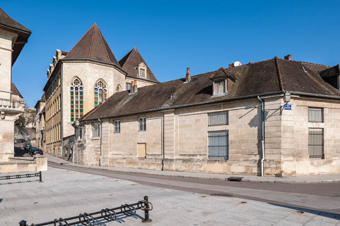 Façades des bâtiments logements, rue Bauzonnet, en arrière-plan la chapelle. © Région Bourgogne-Franche-Comté, Inventaire du patrimoine Façades des bâtiments logements, rue Bauzonnet, en arrière-plan la chapelle. © Région Bourgogne-Franche-Comté, Inventaire du patrimoine
