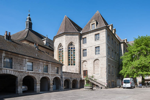Vue de la cour intérieure du site d'externat, ancien couvent des Dames d'Ounans, à gauche abside dela chapelle et au premier plan arcades du cloître. © Région Bourgogne-Franche-Comté, Inventaire du patrimoine Vue de la cour intérieure du site d'externat, ancien couvent des Dames d'Ounans, à gauche abside dela chapelle et au premier plan arcades du cloître. © Région Bourgogne-Franche-Comté, Inventaire du patrimoine