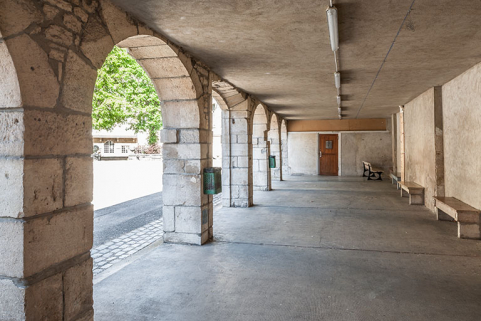 Cloitre de l'ancien couvent, cour externat. © Région Bourgogne-Franche-Comté, Inventaire du patrimoine Cloitre de l'ancien couvent, cour externat. © Région Bourgogne-Franche-Comté, Inventaire du patrimoine