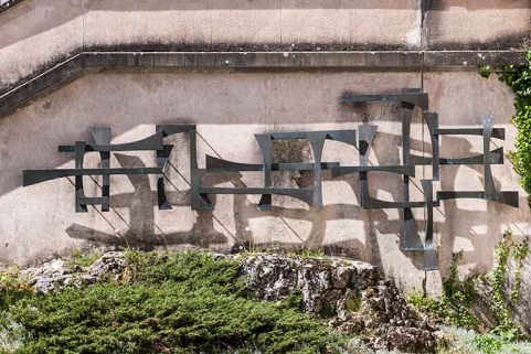 Idéogramme : sculpture au titre du 1%, vue générale. © Région Bourgogne-Franche-Comté, Inventaire du patrimoine Idéogramme : sculpture au titre du 1%, vue générale. © Région Bourgogne-Franche-Comté, Inventaire du patrimoine