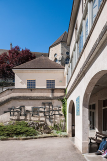 Idéogramme : sculpture au titre du 1% artistique, vue d'ensemble.  © Région Bourgogne-Franche-Comté, Inventaire du patrimoine  Idéogramme : sculpture au titre du 1% artistique, vue d'ensemble.  © Région Bourgogne-Franche-Comté, Inventaire du patrimoine