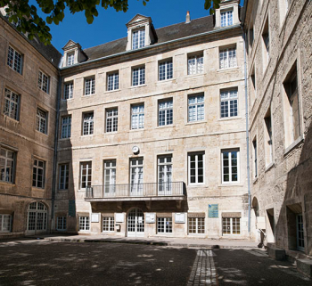Façades de l'externat sur la cour intérieure. © Région Bourgogne-Franche-Comté, Inventaire du patrimoine Façades de l'externat sur la cour intérieure. © Région Bourgogne-Franche-Comté, Inventaire du patrimoine