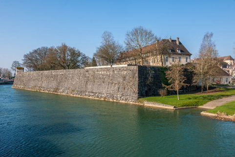Ancien hôpital de la Charité, actuellement internat, vue du parc au bord du canal. © Région Bourgogne-Franche-Comté, Inventaire du patrimoine Ancien hôpital de la Charité, actuellement internat, vue du parc au bord du canal. © Région Bourgogne-Franche-Comté, Inventaire du patrimoine