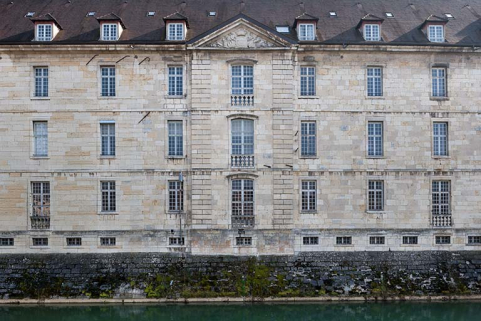 Ancien Hôptal de la Charité , vue de la façade antérieure sur le canal des Tanneurs. © Région Bourgogne-Franche-Comté, Inventaire du patrimoine Ancien Hôptal de la Charité , vue de la façade antérieure sur le canal des Tanneurs. © Région Bourgogne-Franche-Comté, Inventaire du patrimoine