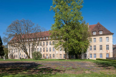 Ancien hôpital de la Charité, actuellement internat, vue postérieure sur le parc. © Région Bourgogne-Franche-Comté, Inventaire du patrimoine Ancien hôpital de la Charité, actuellement internat, vue postérieure sur le parc. © Région Bourgogne-Franche-Comté, Inventaire du patrimoine
