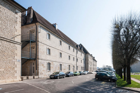 Externat : façade postérieure, place Barberousse,  vue depuis la rue des Arènes. © Région Bourgogne-Franche-Comté, Inventaire du patrimoine
