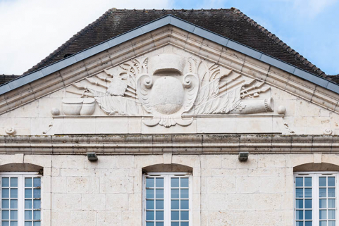  Fronton de l'avant-corps central de la façade antérieure de l'externat. © Région Bourgogne-Franche-Comté, Inventaire du patrimoine