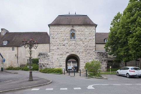Porte d'Arans  séparant les bâtiments atelier -logement et restauration-externat : vue antérieure. © Région Bourgogne-Franche-Comté, Inventaire du patrimoine