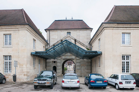 Porte d'Arans, vue postérieure : passage entre bâtiments atelier-logement et restauration-externat. © Région Bourgogne-Franche-Comté, Inventaire du patrimoine