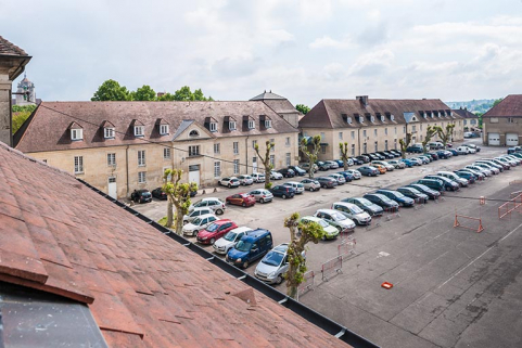 Vue générale, place Précipiano avec les bâtiments atelier-logement et restauration-exernat. © Région Bourgogne-Franche-Comté, Inventaire du patrimoine