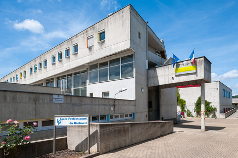 Entrée du lycée Le Corbusier: bâtiment administration © Région Bourgogne-Franche-Comté, Inventaire du patrimoine Entrée du lycée Le Corbusier: bâtiment administration © Région Bourgogne-Franche-Comté, Inventaire du patrimoine