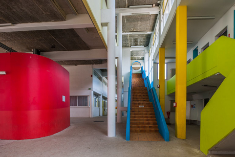 Circulation basse dans le bâtiment internat-administration  avec rampe et montée d'escalier d'accès à la mezzanine © Région Bourgogne-Franche-Comté, Inventaire du patrimoine Circulation basse dans le bâtiment internat-administration  avec rampe et montée d'escalier d'accès à la mezzanine © Région Bourgogne-Franche-Comté, Inventaire du patrimoine