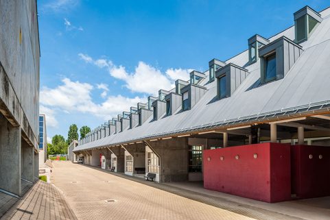 Façade  sur rue intérieure du bâtiment internat - administration : toiture métallique avec chien-assis © Région Bourgogne-Franche-Comté, Inventaire du patrimoine Façade  sur rue intérieure du bâtiment internat - administration : toiture métallique avec chien-assis © Région Bourgogne-Franche-Comté, Inventaire du patrimoine