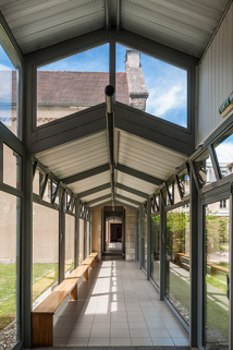 Passage latéral Est en fond de cour  reliant la chapelle aux ailes d'externat. © Région Bourgogne-Franche-Comté, Inventaire du patrimoine