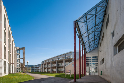 Les façades des bâtiments d'externat et d'internat depuis la rue intérieure. © Région Bourgogne-Franche-Comté, Inventaire du patrimoine