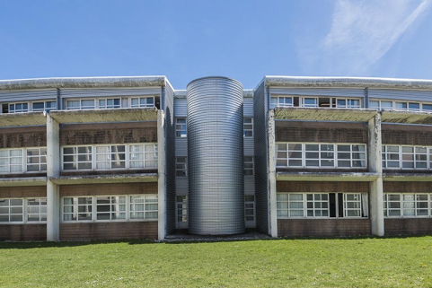 Externat : façades antérieures, partie Sud, partagée par  la cage d'escalier. © Région Bourgogne-Franche-Comté, Inventaire du patrimoine