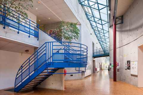 Rue galerie : accès à la mezzanine et 1er étage. © Région Bourgogne-Franche-Comté, Inventaire du patrimoine