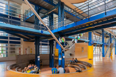 Pied de l'horloge de l'espace : espace détente.  © Région Bourgogne-Franche-Comté, Inventaire du patrimoine