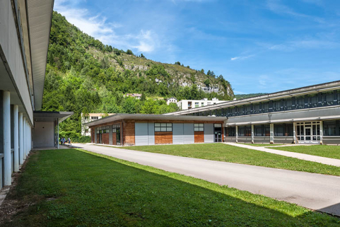 Cour entre ateliers et externat tertiaire. Au fond, l'extension du bâtiment d'externat. © Région Bourgogne-Franche-Comté, Inventaire du patrimoine