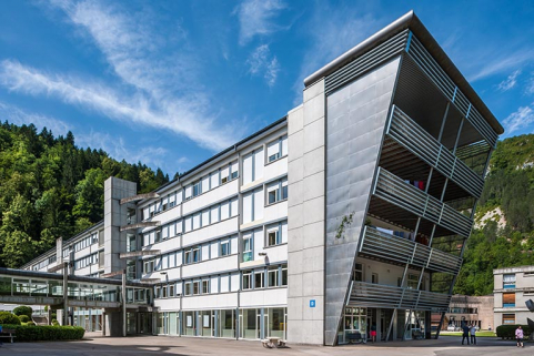 Internat : façade Est avec accroche du passage couvert vers l'externat et pignon nord avec extension. © Région Bourgogne-Franche-Comté, Inventaire du patrimoine