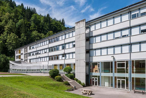 Internat : façade antérieure rénovée et aménagements extérieurs. © Région Bourgogne-Franche-Comté, Inventaire du patrimoine