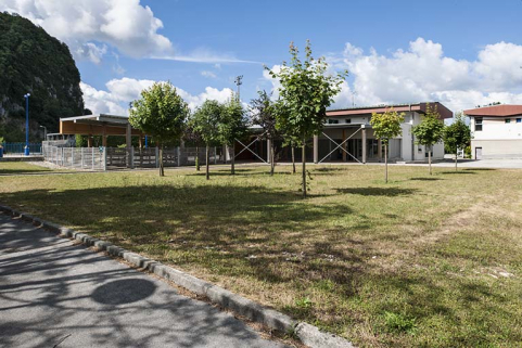 Entrée : préau avec abri pour cycles, vue postérieure. © Région Bourgogne-Franche-Comté, Inventaire du patrimoine