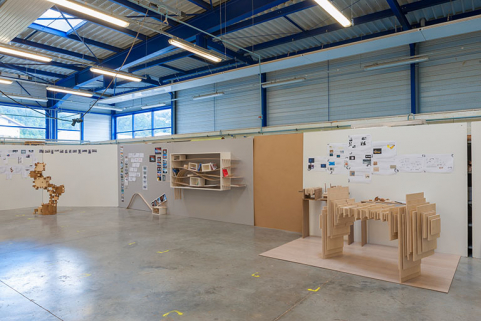 Ateliers : hall de présentation, travaux d'élèves de la formation aux métiers d'art. © Région Bourgogne-Franche-Comté, Inventaire du patrimoine