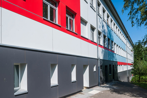 Externat : façade antérieure avec parements isolants de couleur. © Région Bourgogne-Franche-Comté, Inventaire du patrimoine