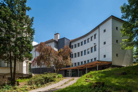 Externat : aile ouest, façade postérieure après rénovation , ajout d'un auvent et parements isolants. © Région Bourgogne-Franche-Comté, Inventaire du patrimoine