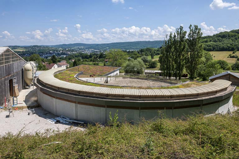 Centre équestre : boxes des jeunes chevaux et paddock, vue générale. © Région Bourgogne-Franche-Comté, Inventaire du patrimoine
