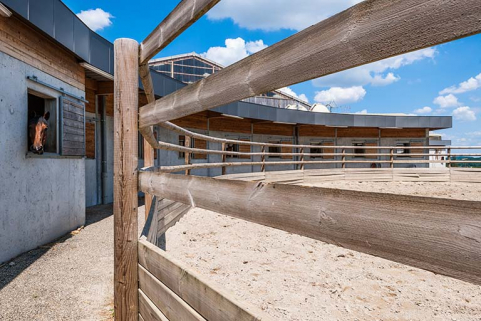  Centre équestre : boxes des jeunes chevaux. © Région Bourgogne-Franche-Comté, Inventaire du patrimoine