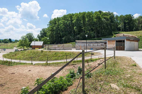 Centre équestre : terrains d'entrainement extérieurs. © Région Bourgogne-Franche-Comté, Inventaire du patrimoine