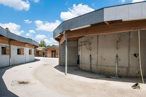 Centre équestre : boxes et  cercle équin. © Région Bourgogne-Franche-Comté, Inventaire du patrimoine