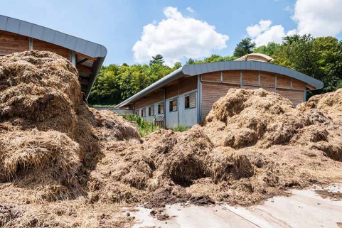  Centre équestre :  fumière avec en arrière-plan les boxes d'enseignement. © Région Bourgogne-Franche-Comté, Inventaire du patrimoine