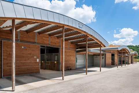 Centre équestre :  façades des boxes d'enseignement. © Région Bourgogne-Franche-Comté, Inventaire du patrimoine