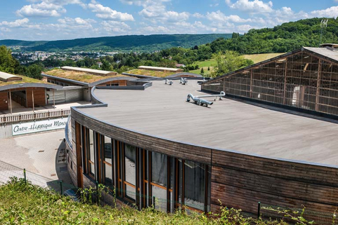  Centre équestre : toiture du manège et au second plan, toits végétalisés des boxes d'enseignement. © Région Bourgogne-Franche-Comté, Inventaire du patrimoine