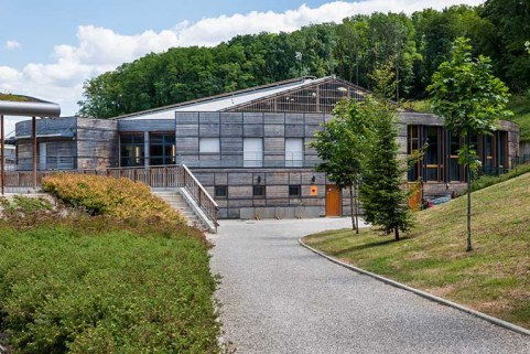Centre équestre : manège, accès et bâtiment d'accueil.  © Région Bourgogne-Franche-Comté, Inventaire du patrimoine
