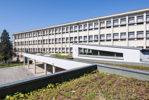 internat-externat, avec préau et liaisons, vue de puis la cour : toits végétalisés. © Région Bourgogne-Franche-Comté, Inventaire du patrimoine